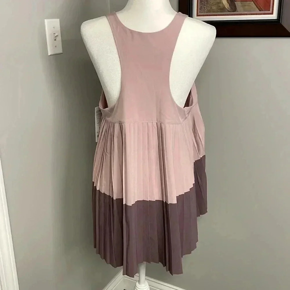 Athleta Swing Forward Pleated Tank Top Size Large NWT - Picture 7 of 7